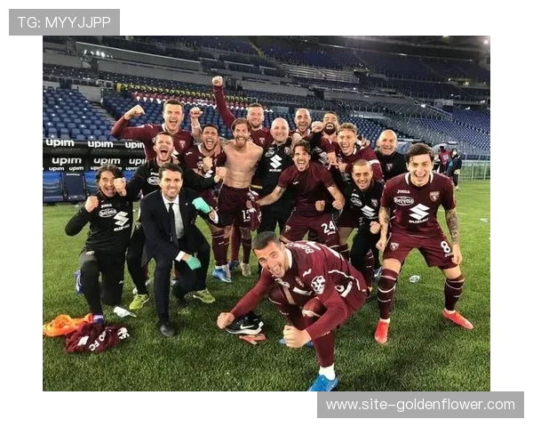 都灵俱乐部开放训练课，吸引数千球迷到场观摩